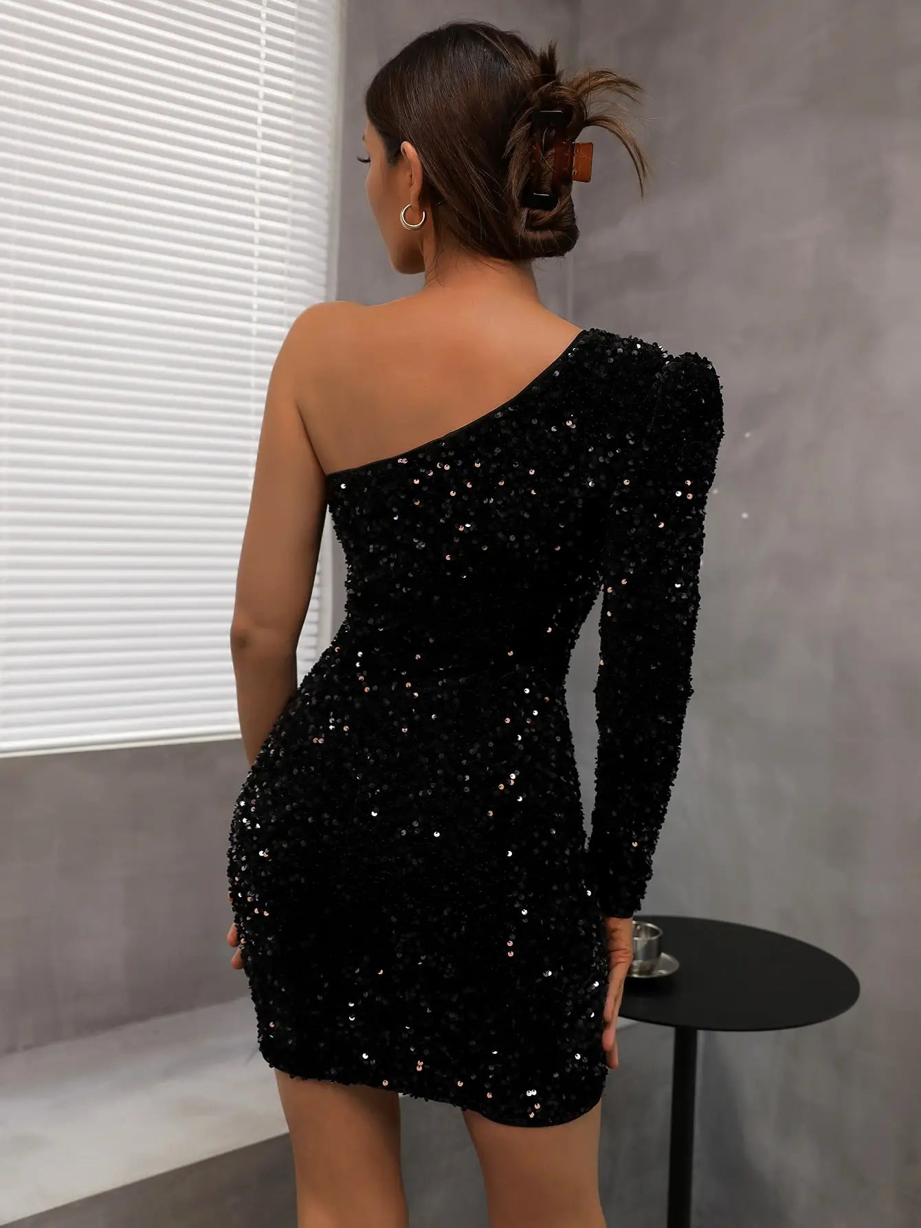 Robe brillante pour femme avec une manche