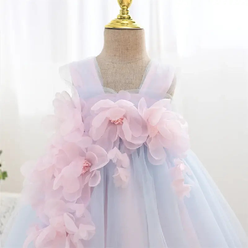 Fleurs rose sur robe cérémonie fille arc-en-ciel