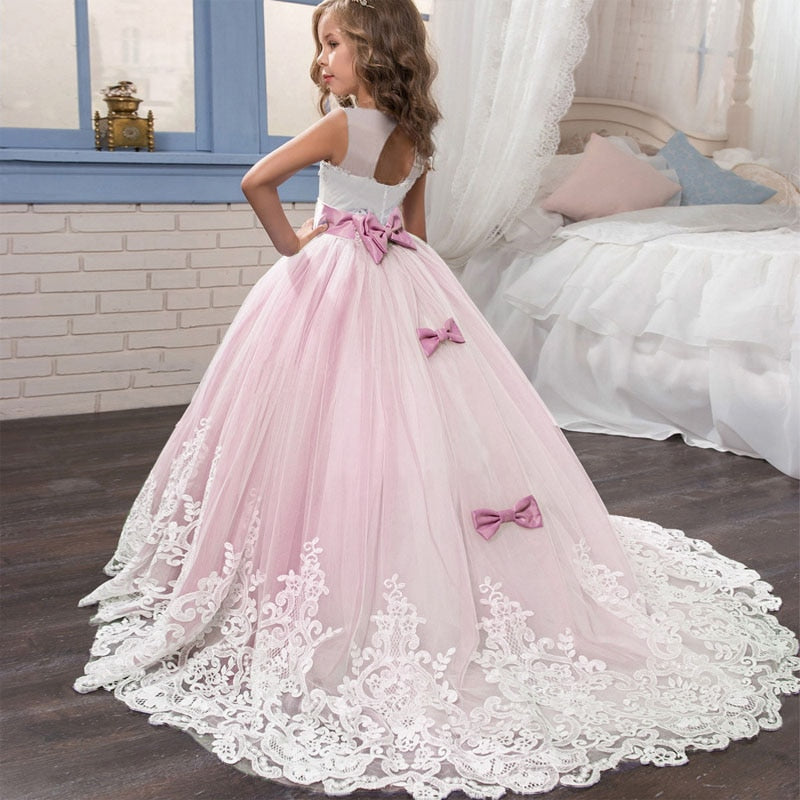 robe de demoiselle d'honneur fille à la longue traine rose et au noeud papillon