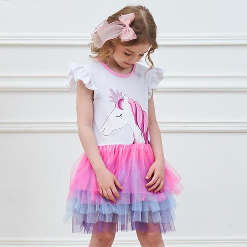 petite fille portant une robe licorne rose
