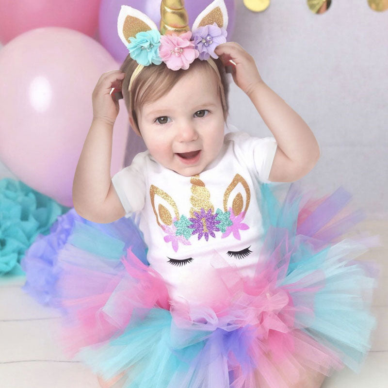 fille 1 an portant une robe de licorne