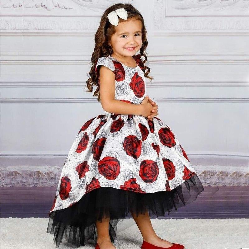 petite fille portant robe blanche à fleur