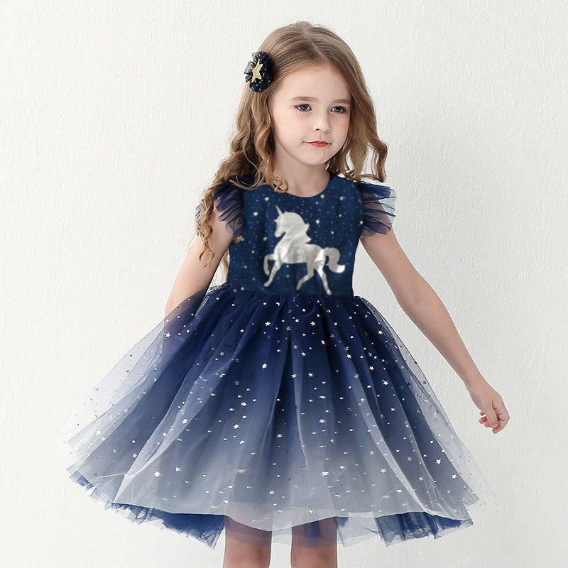 robe avec un motif de licorne argentée