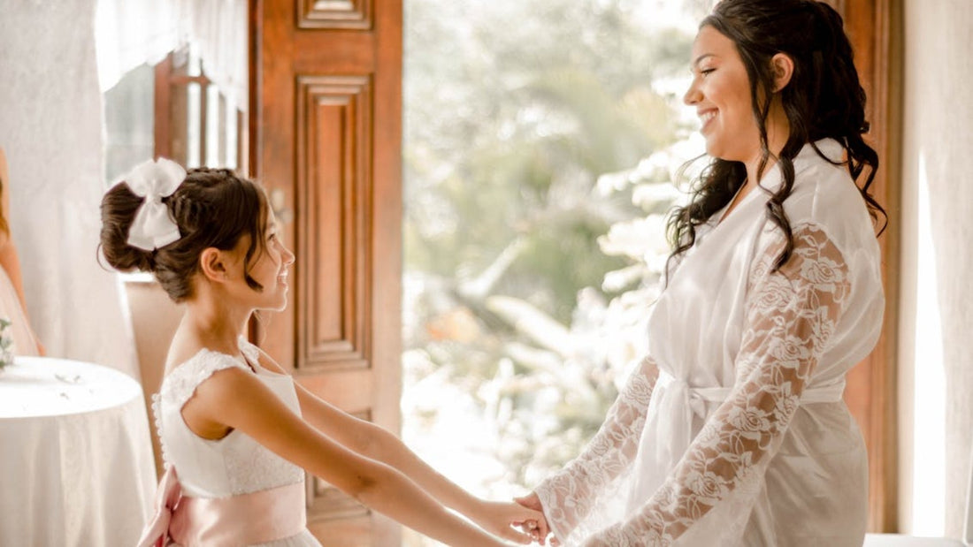 Petite fille et sa maman se préparant pour un mariage – tenue invitée fille 2026
