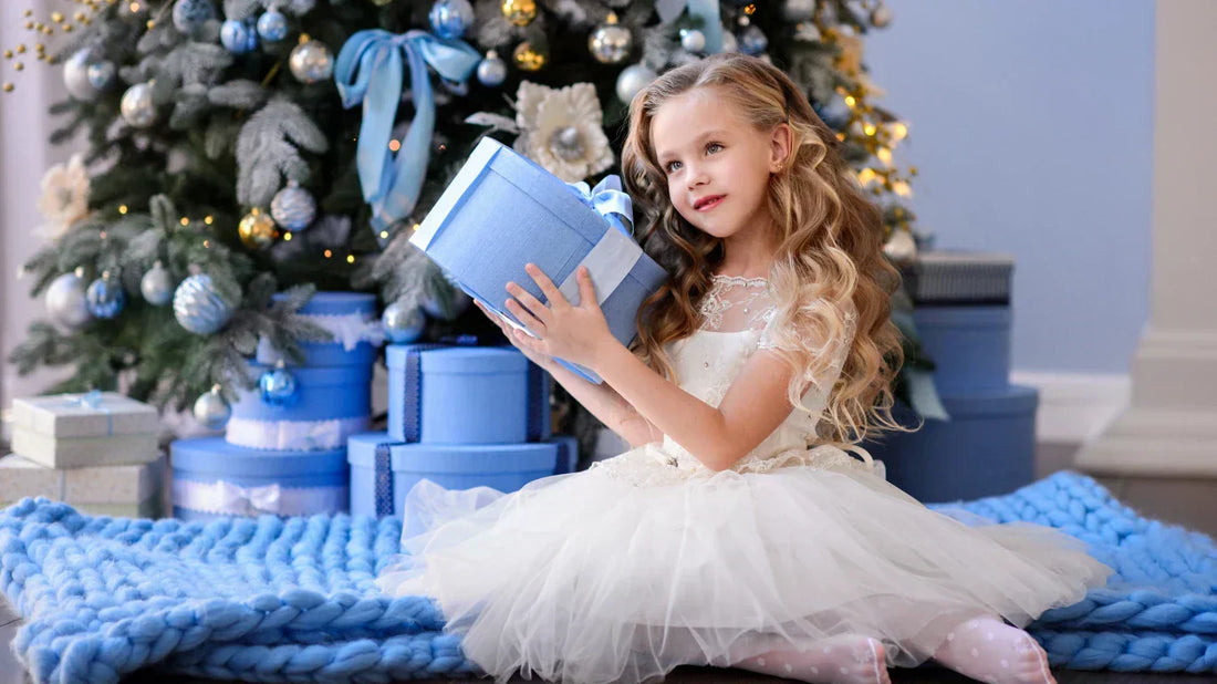 Idées de looks enfant pour le réveillon de Noël (robe, boléro, chaussures)