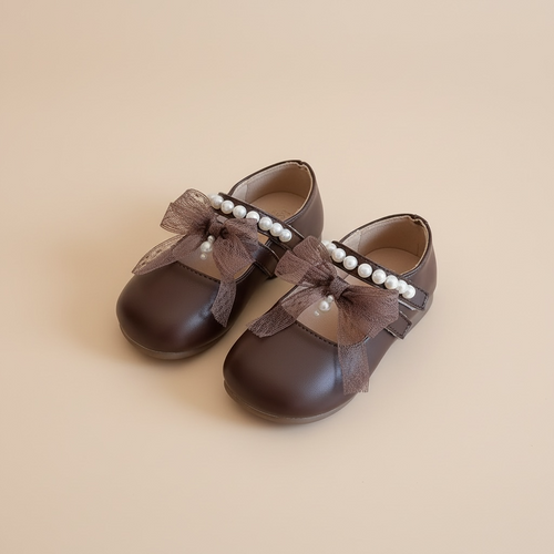 Détail des perles sur la bride des ballerines marron pour enfant