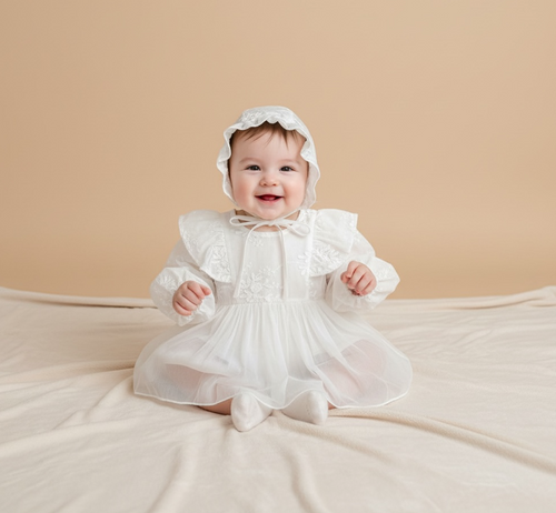 Barboteuse blanche en dentelle avec bonnet assorti pour baptême bébé