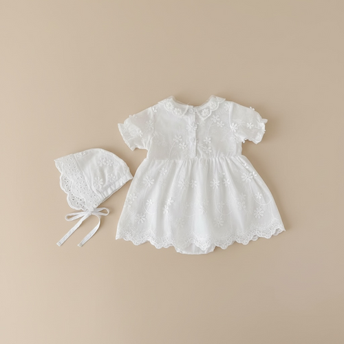 Détail des broderies de la barboteuse blanche bébé baptême