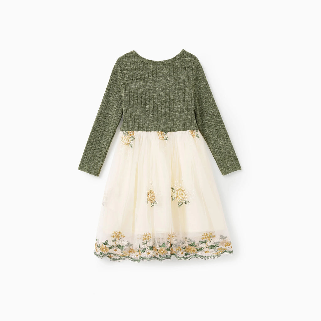 Vue arrière de la robe verte et crème pour fille, modèle automne assorti à maman