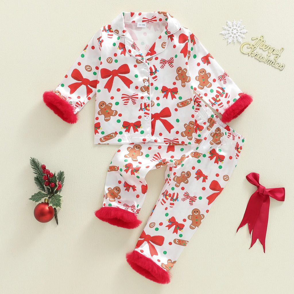 pyjama de noël enfant blanc à motifs biscuits pain d’épices et nœuds rouges sur fond clair