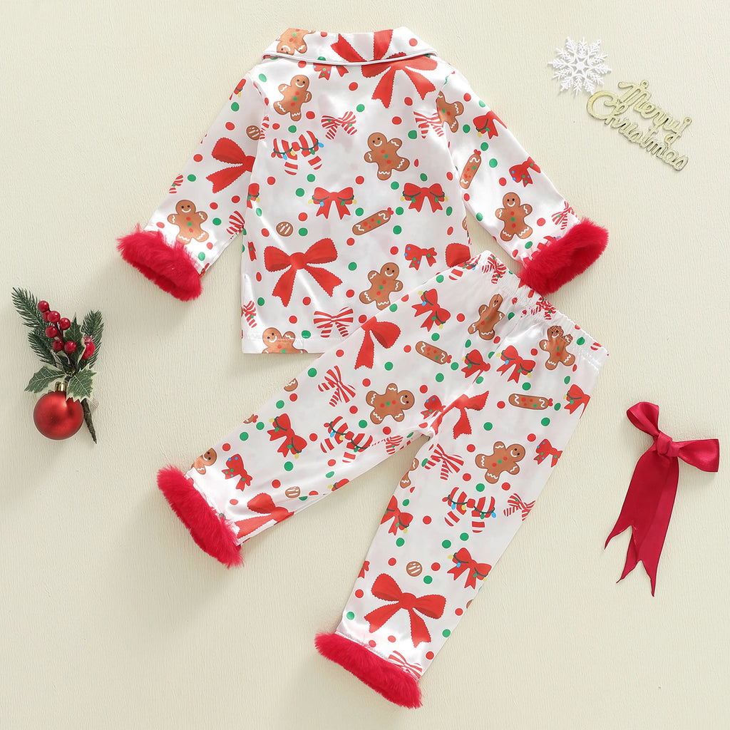 ensemble pyjama de noël enfant vu de dos avec imprimés rouges et fausse fourrure