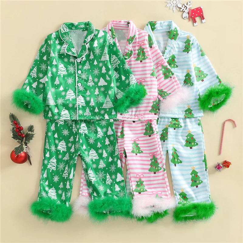 ensemble pyjama de noël fille à motifs sapins verts et flocons blancs avec revers en fausse fourrure