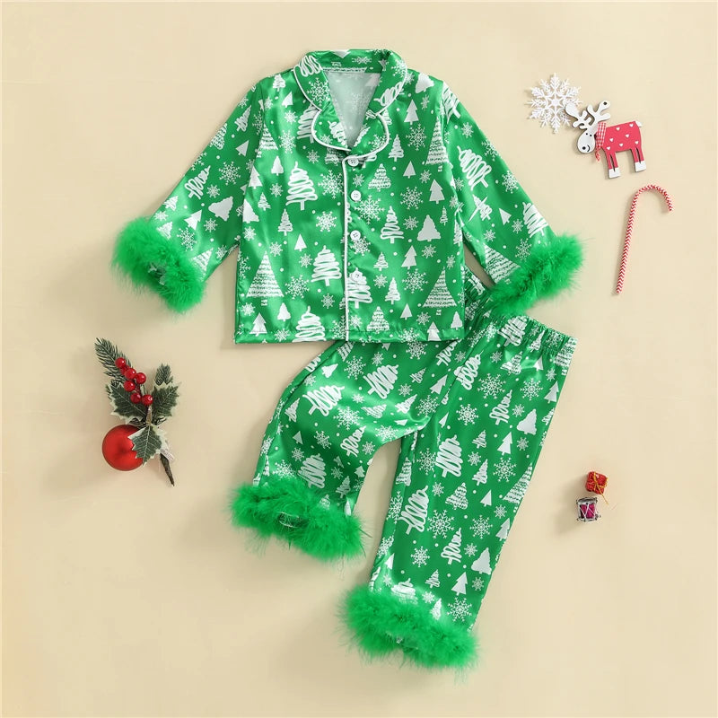 pyjama de noël enfant vert à motifs sapins et flocons sur fond beige avec accessoires festifs