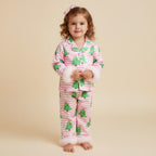 petite fille portant un pyjama de noël rose à rayures et sapins avec fourrure blanche