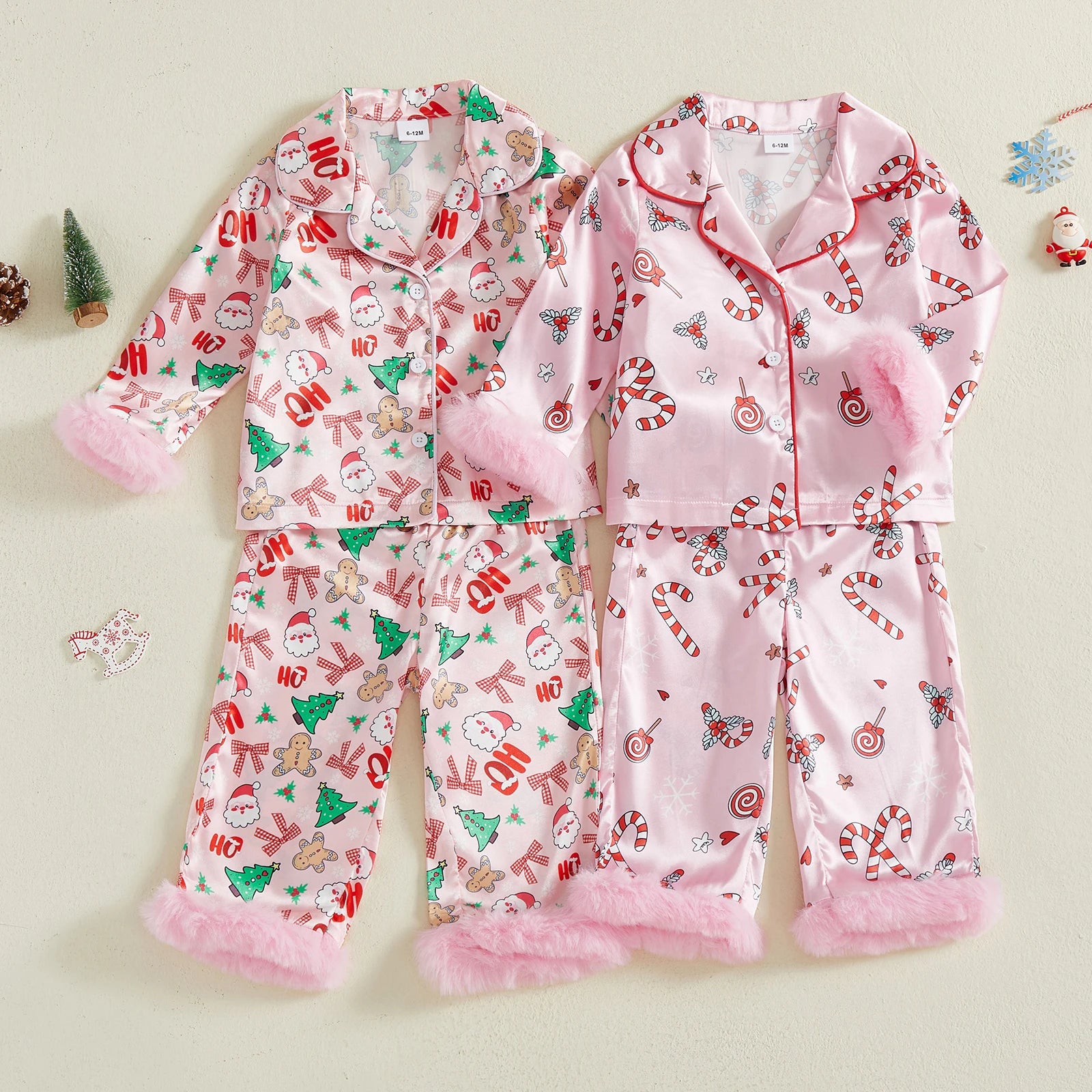 Deux pyjamas enfant de Noël rose, modèles sucres d’orge et pain d’épices, posés à plat sur fond clair