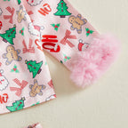 Manche d’un pyjama de Noël rose avec bordure en fausse fourrure rose et motifs festifs