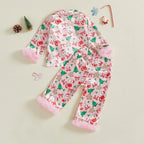 Vue arrière du pyjama de Noël rose à motifs pain d’épices et sapins sur fond clair