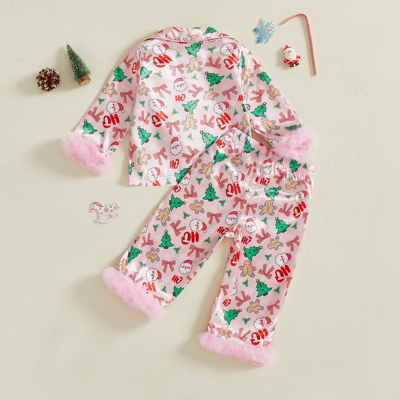 Vue arrière du pyjama de Noël rose à motifs pain d’épices et sapins sur fond clair