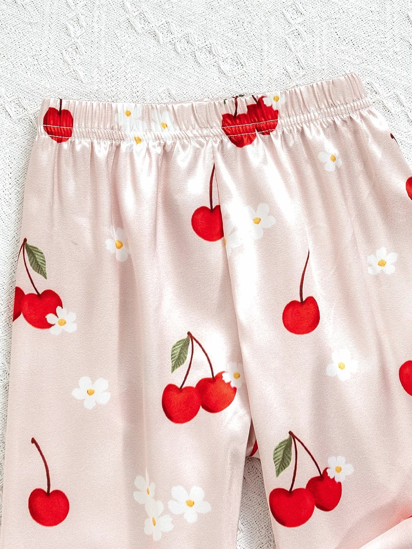 Détail pantalon pyjama fille cerises ivoire – matière fluide avec taille élastiquée