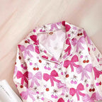 Haut de pyjama fille rose à nœuds et cerises – boutons et finitions satinées