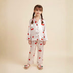 Petite fille portant un pyjama cerises ivoire – pyjama enfant 4 ans respirant et élégant