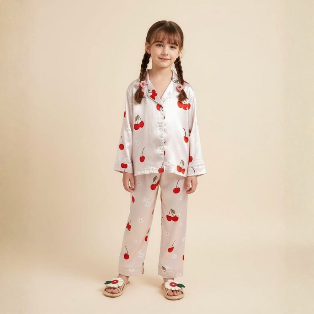 Petite fille portant un pyjama cerises ivoire – pyjama enfant 4 ans respirant et élégant