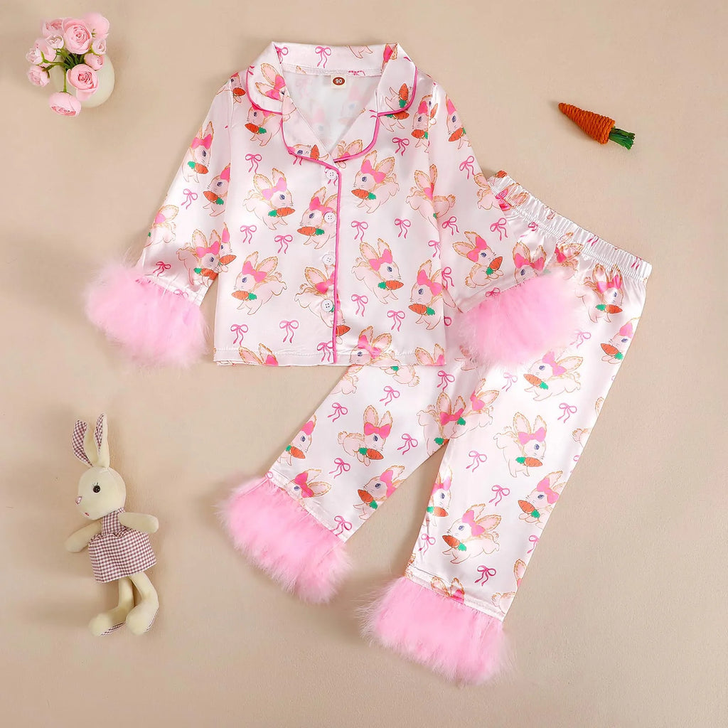 Pyjama satin rose fille à motifs lapins et carottes – ensemble deux pièces doux et confortable