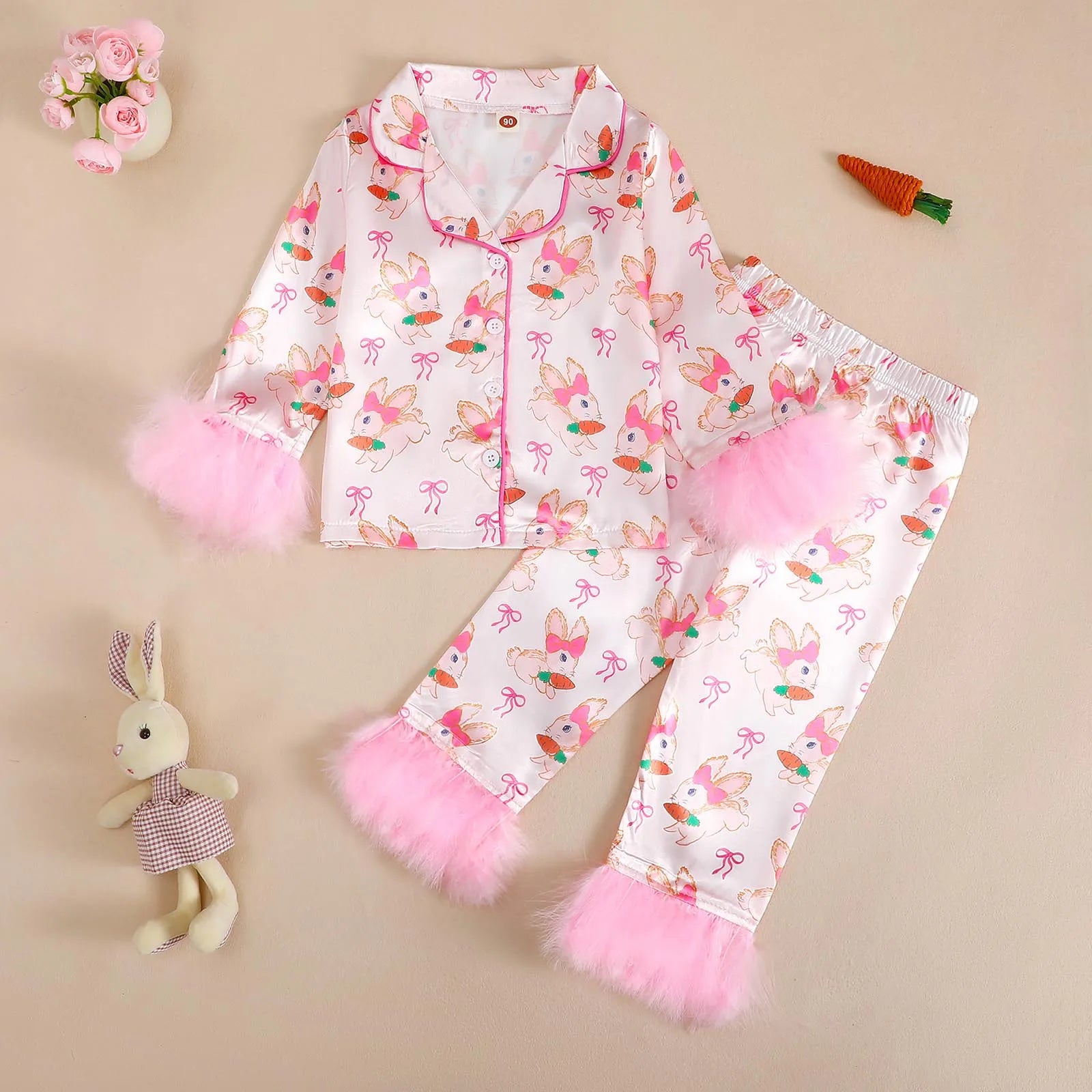 Pyjama satin rose fille à motifs lapins et carottes – ensemble deux pièces doux et confortable