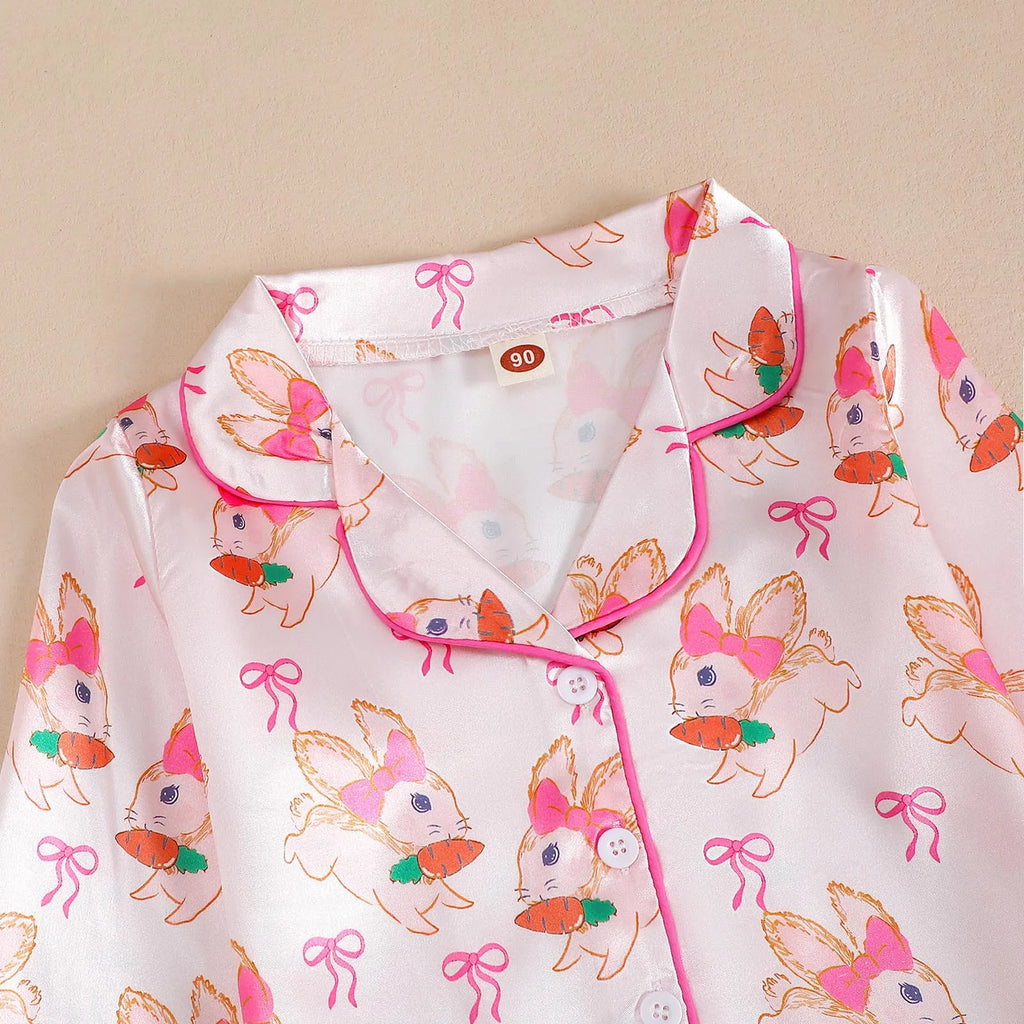 Détail du col pyjama fille lapinou – tissu satin doux et boutons blancs brillants