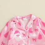 Zoom sur le col du pyjama de Noël rose pour fille avec imprimé Père Noël
