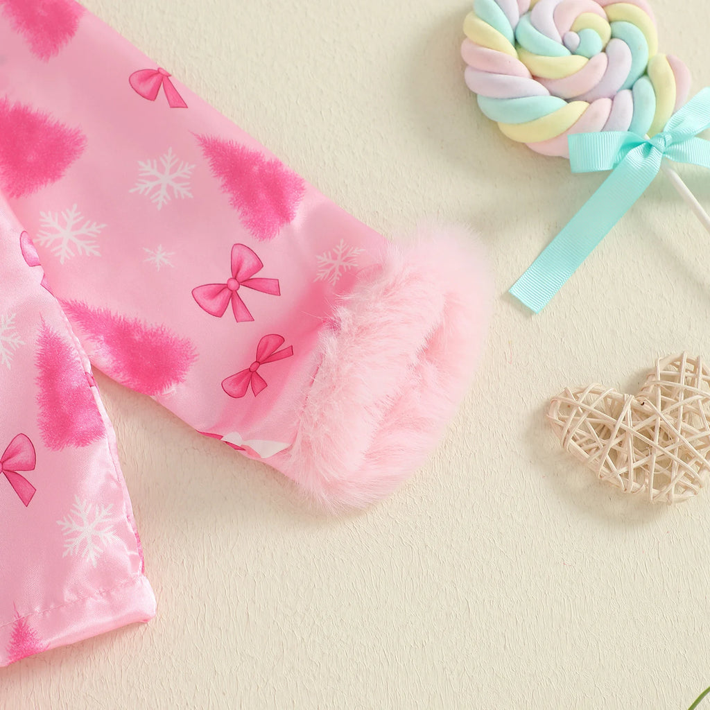 Détail des manches du pyjama fille rose avec bordure en fourrure douce