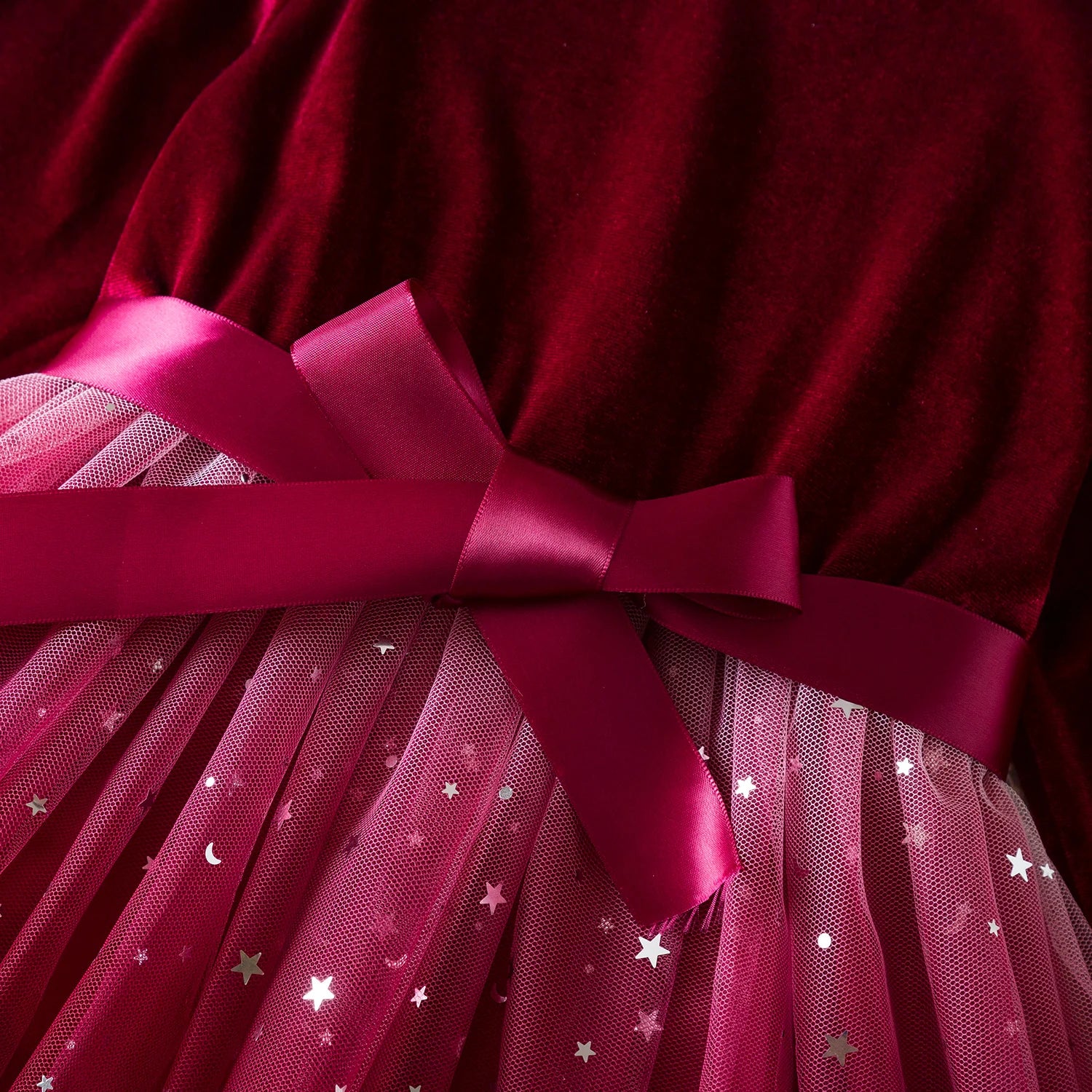 Ceinture en satin bordeaux et tulle orné d’étoiles et de lunes