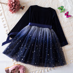 Dos de la robe bleu nuit en velours avec jupe en tulle scintillante ornée d’étoiles