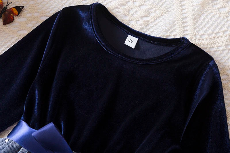 Détail du haut en velours bleu marine, doux et élégant