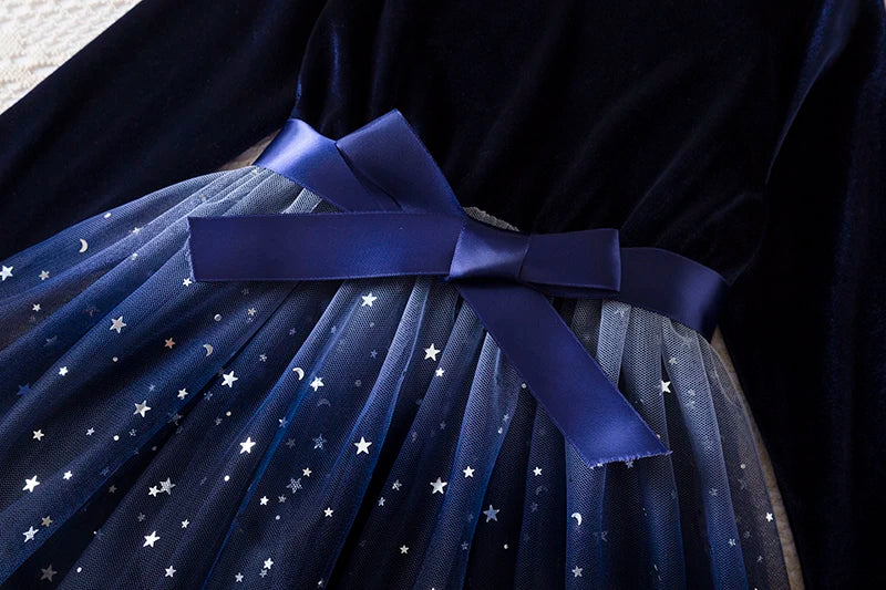 Ceinture satinée et jupe en tulle ornée d’étoiles argentées