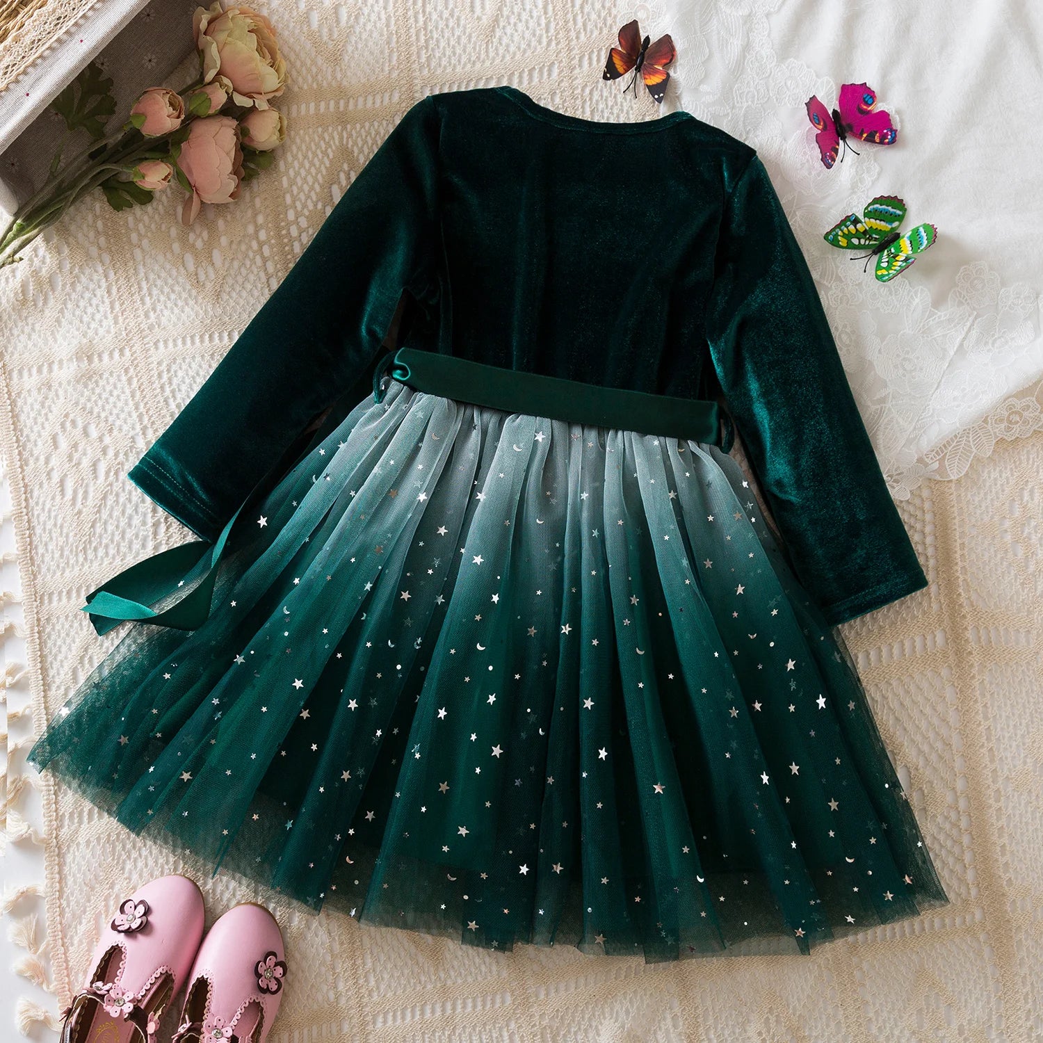 Robe verte en velours et tulle dégradé, dos élégant et jupe étoilée