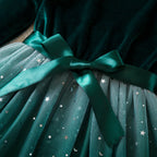 Zoom sur le nœud en satin vert et détails étoilés du tulle