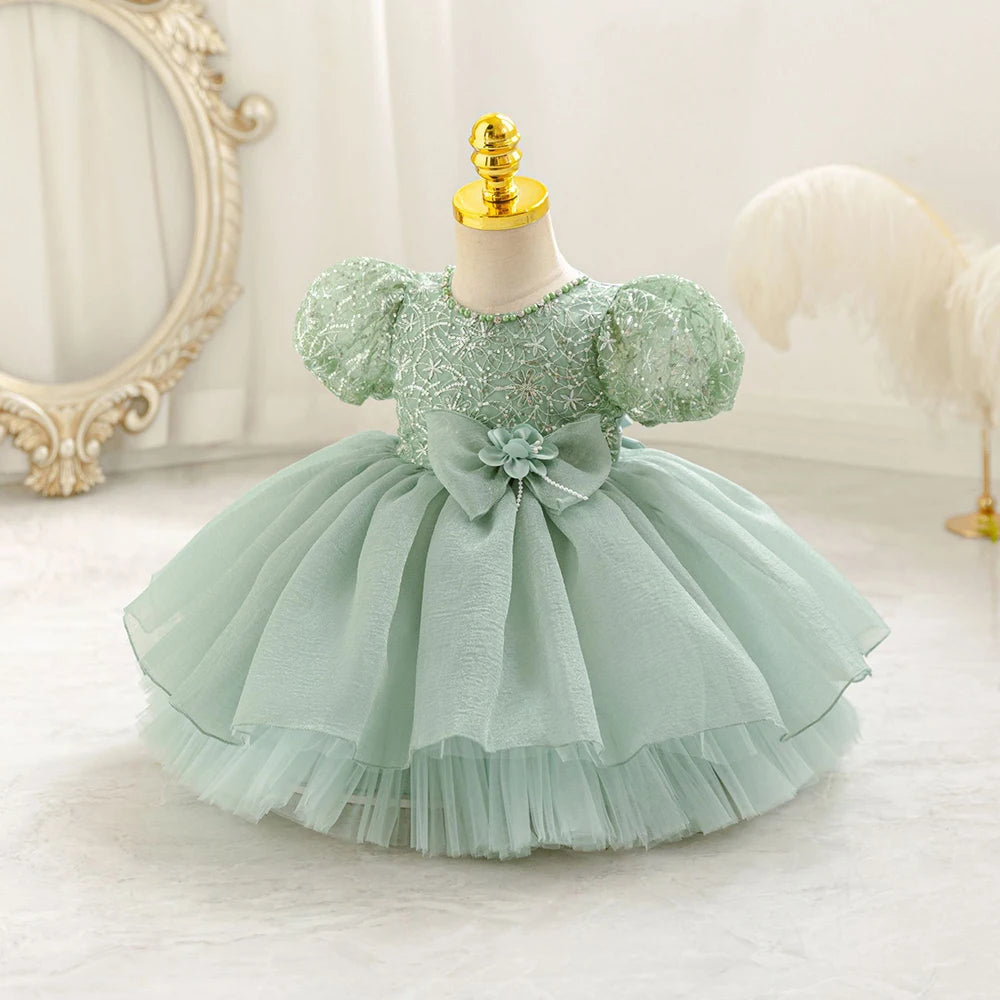 Robe bébé fille vert d’eau à manches bouffantes et broderies délicates, parfaite pour baptême ou fête