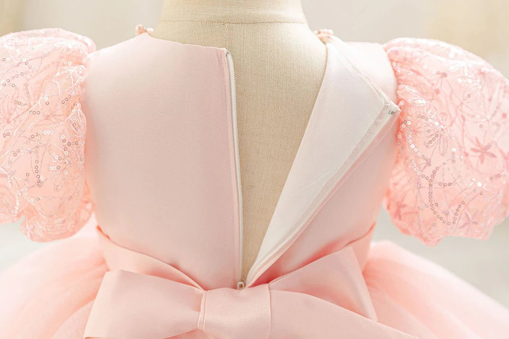 Détail de la fermeture éclair au dos de la robe rose poudré