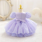 Dos de la robe bébé fille lilas à manches bouffantes et nœud au dos