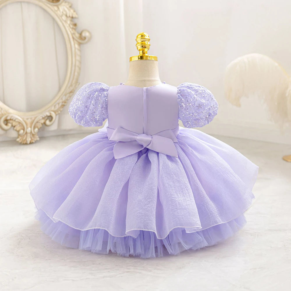 Dos de la robe bébé fille lilas à manches bouffantes et nœud au dos