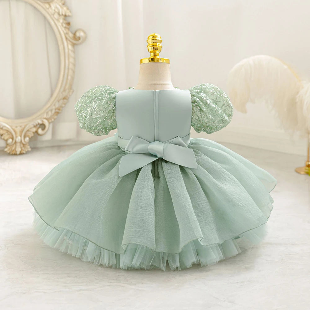 Dos de la robe bébé fille vert d’eau avec fermeture invisible et jupe en tulle volumineuse