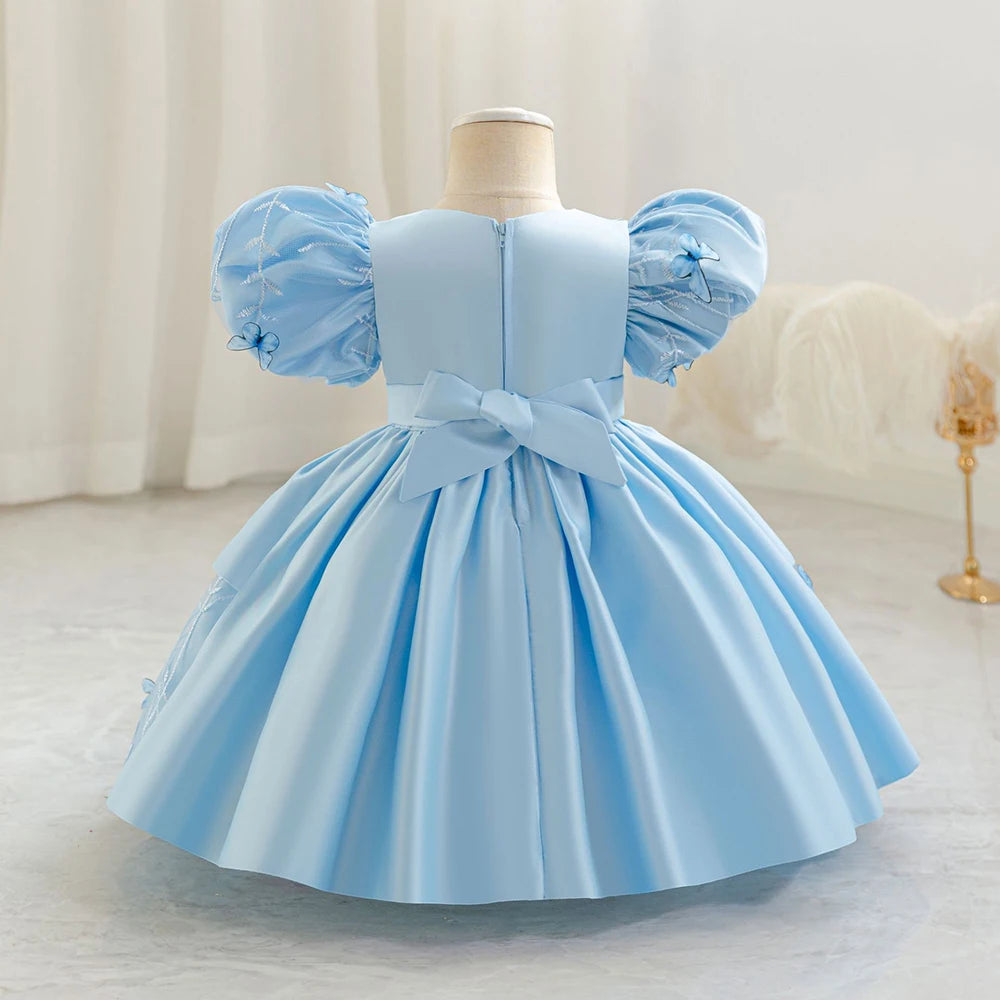 Dos de la robe bleu ciel avec nœud et finitions satinées