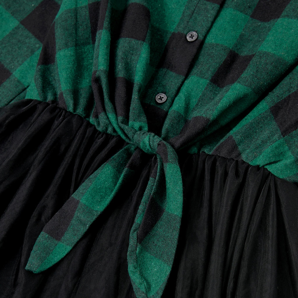 Détail de la robe à carreaux verts et noirs