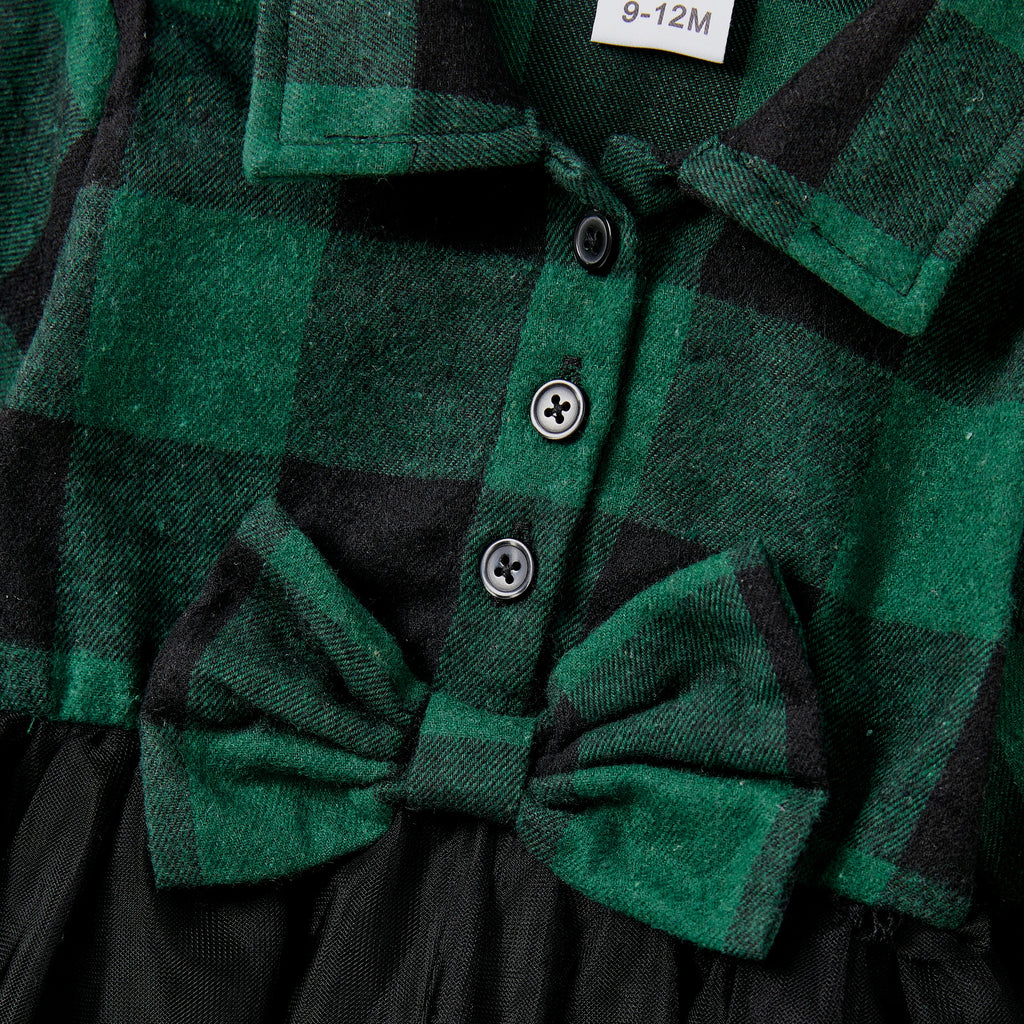 Détail du nœud et des boutons sur la robe à carreaux verts et noirs