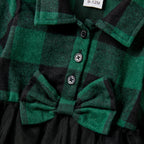 Détail du nœud et des boutons sur la robe à carreaux verts et noirs