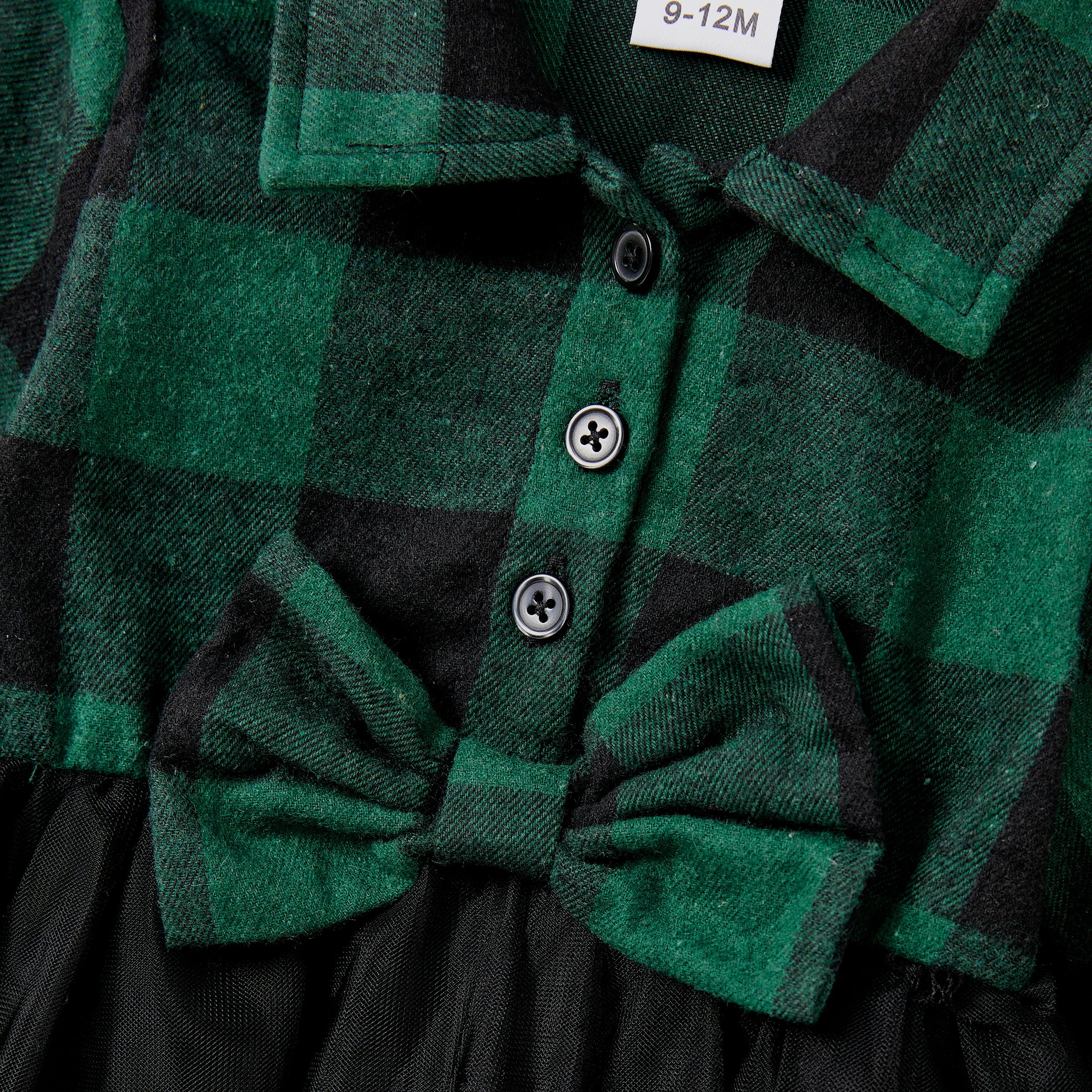 Détail du nœud et des boutons sur la robe à carreaux verts et noirs