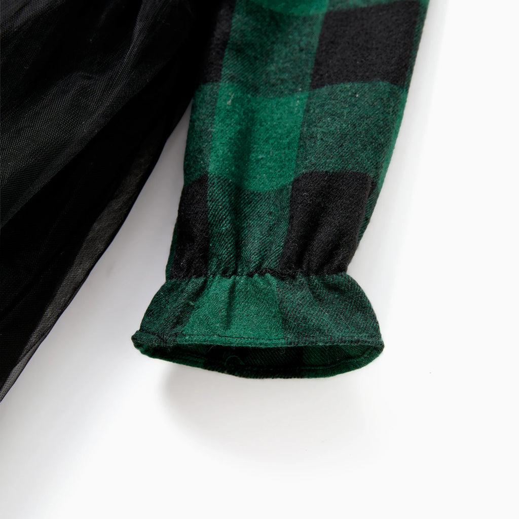 Détail de la manche froncée de la robe à carreaux verts et noirs