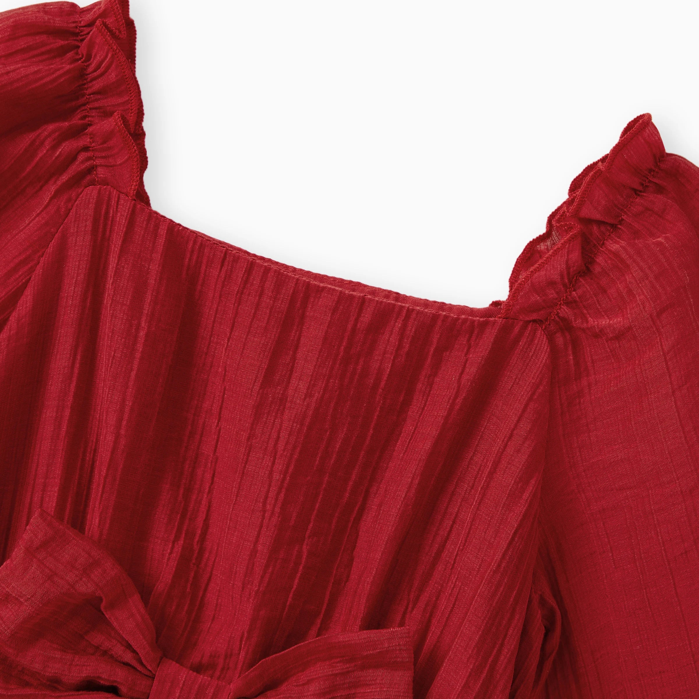 Détail du col carré et des fronces sur la robe rouge à manches longues