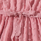 Ceinture nouée en ruban assorti de la robe mère rose fluide